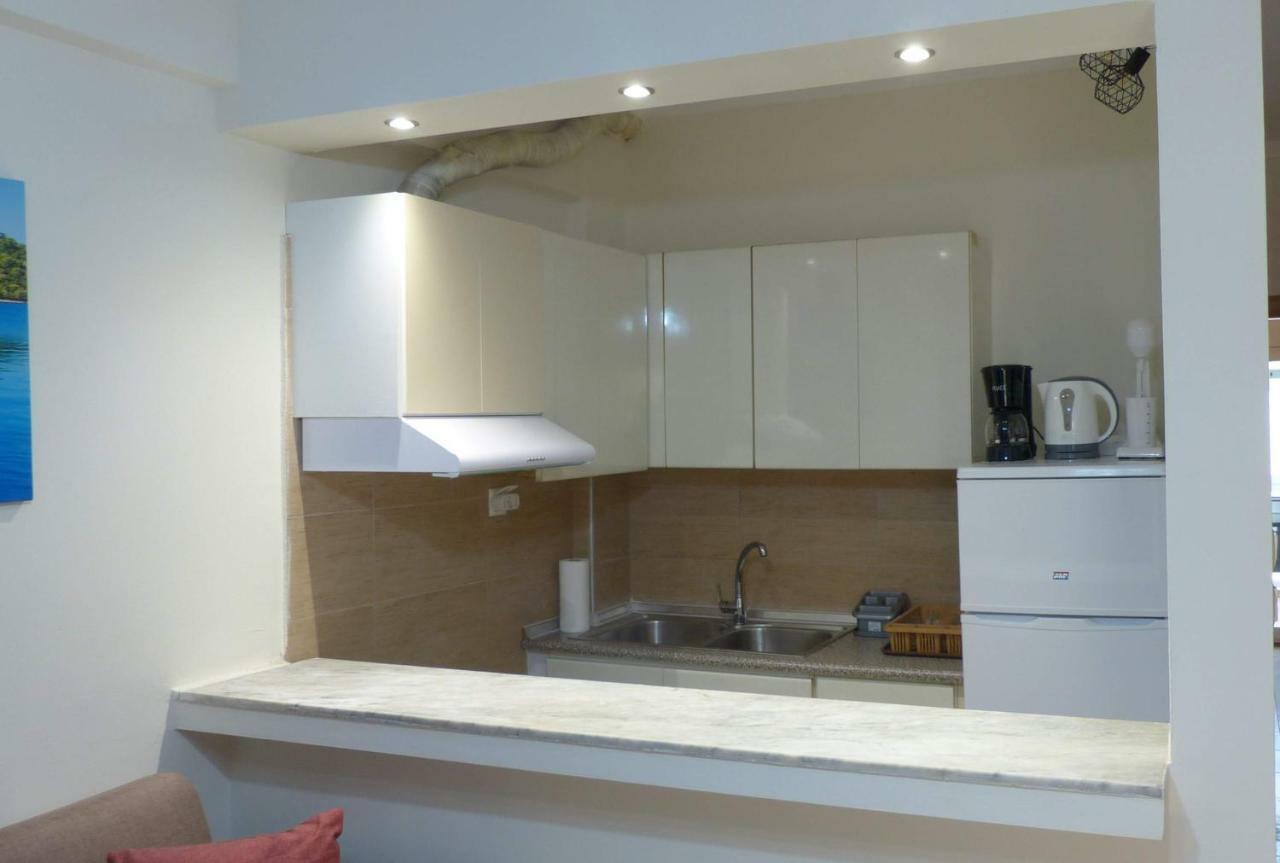 White Apartment 70M From The Sea เนอาเปรามอส ภายนอก รูปภาพ