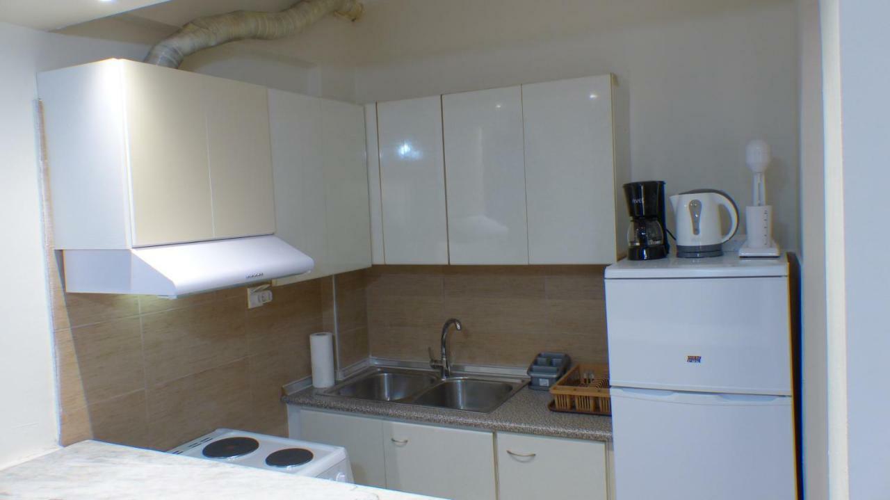 White Apartment 70M From The Sea เนอาเปรามอส ภายนอก รูปภาพ
