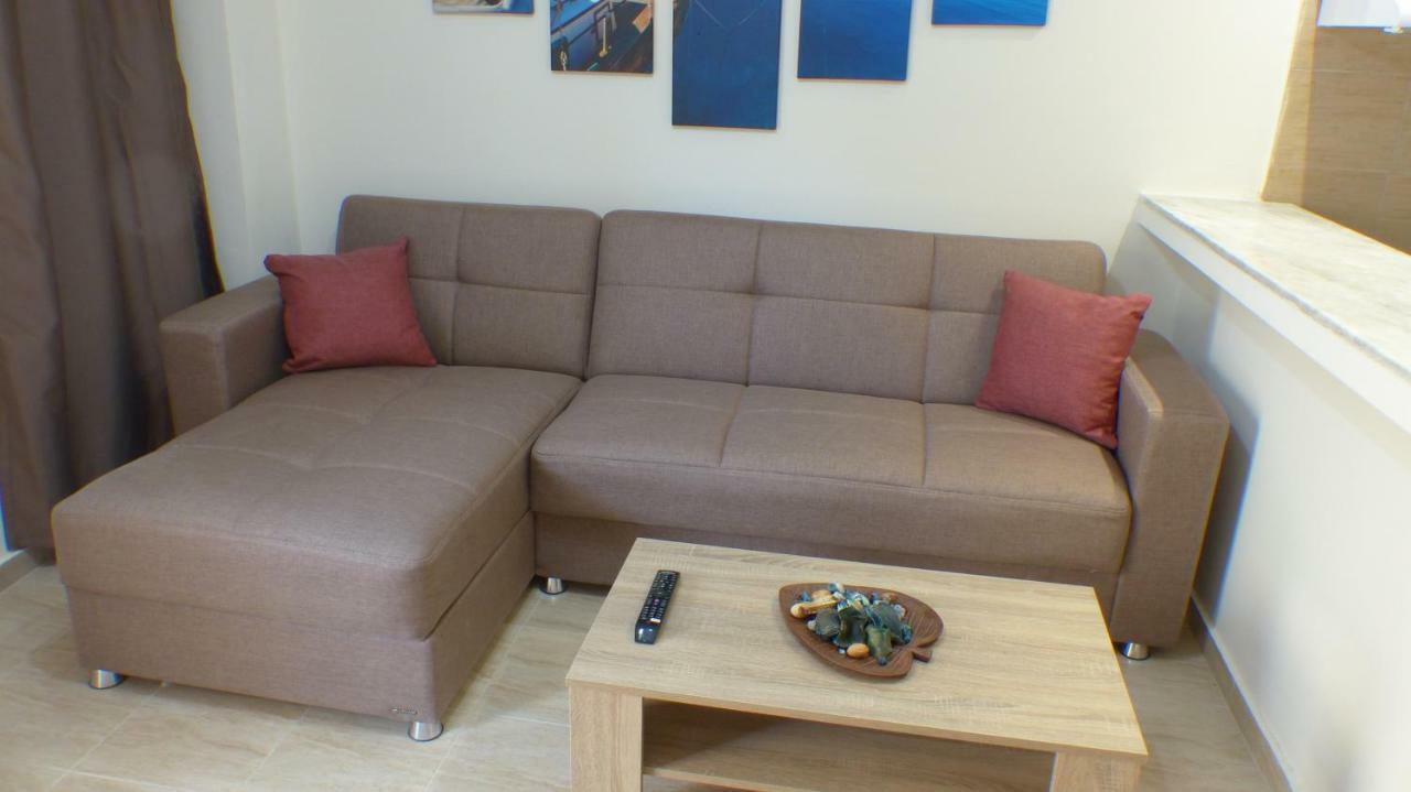 White Apartment 70M From The Sea เนอาเปรามอส ภายนอก รูปภาพ