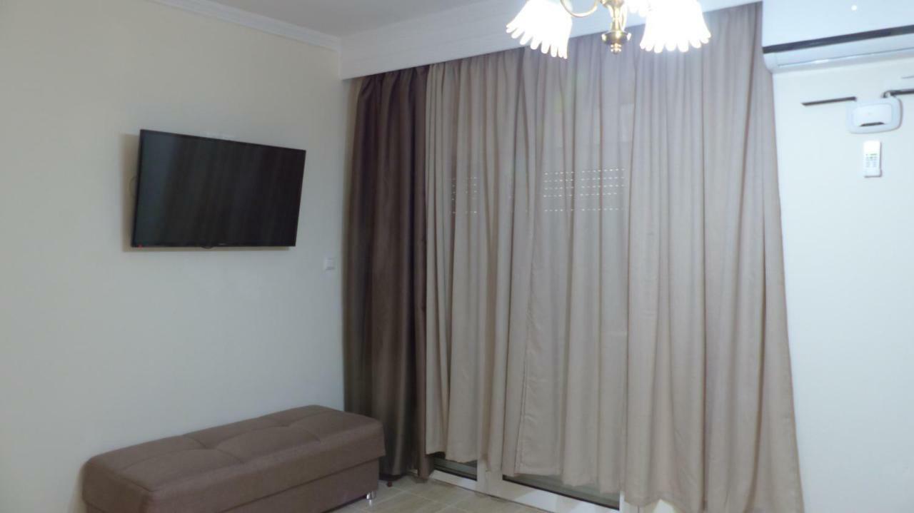 White Apartment 70M From The Sea เนอาเปรามอส ภายนอก รูปภาพ